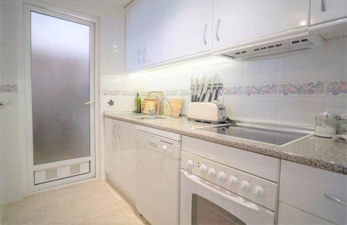 Spacious ground floor apartment overlooking the beautiful communal pool - Foto 29