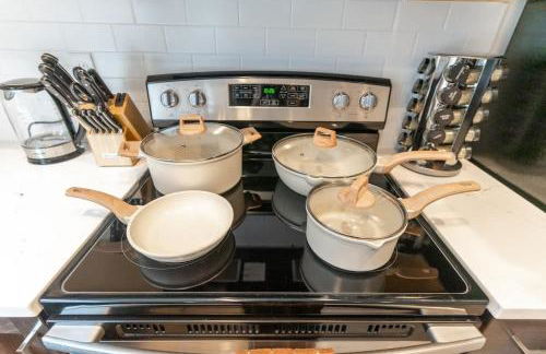 Walkable Apt Next to Restaurants, Bars, and Shops! - Foto 12