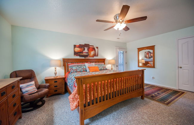 Home In The Pines Near Downtown w Hottub - Foto 11