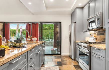 Design-forward Palm Springs home w saltwater pool lush yard multiple outdoor dining areas Casa Papagayo by AvantStay - Foto 17