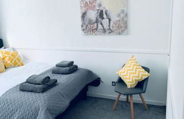 Aylesbury Apartment for Contractors and Holidays - FREE Parking for cars and vans - Foto 21