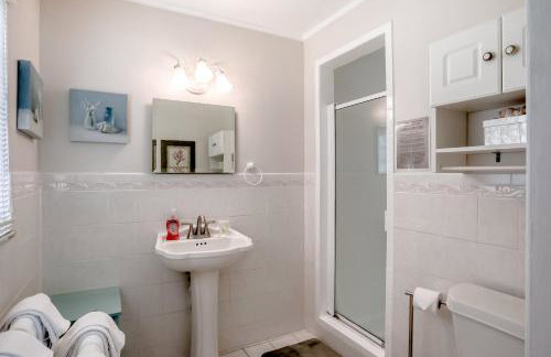 Beachside snowbird escape with fenced yard & washer/dryer - walk to beach access - Foto 26