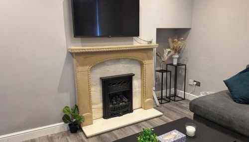 Modern 3-Bed Home with Parking & Garden Wolverhampton - Photo 2