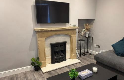 Modern 3-Bed Home with Parking & Garden Wolverhampton - Photo 2