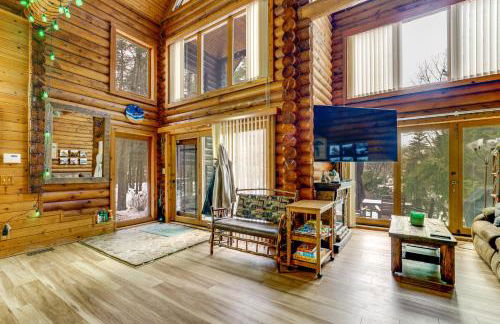 Magical Metamora Cottage with Fire Pit, Pond, Deck! - Foto 7