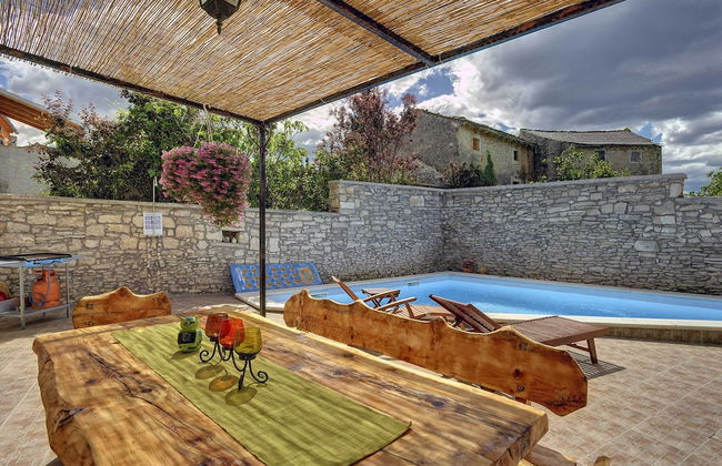 Well Maintained Holiday Home With Private Heated Pool Near the Beach - Foto 1