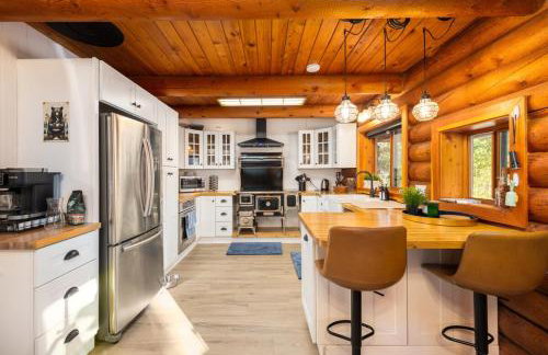 Riverfront getaway with sauna near mountains and hiking - Foto 25