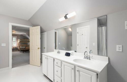 HotTub, FirePit, Basketball, 15 Min To Sedgefield - Photo 59