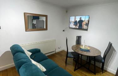 Lovely 4 bed house with patio & bbq - Photo 9