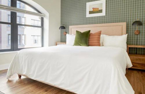 Bold and Spacious 2 Bed in Boston Financial District - Photo 4
