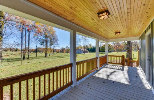 Modern Clarkesville Cottage with Decks and Patio! - Foto 15