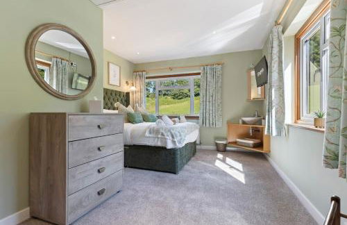 Stunning Countryside Home in Surrey by 53 Degrees Property, Ideal for Family Getaways, Private Tennis Court! - Foto 47