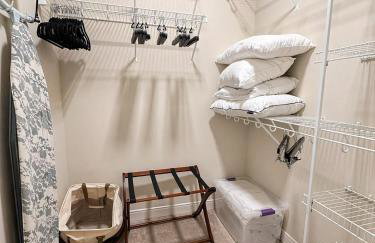 East Side Luxury 1BR Apt - Near Brady St with Balcony and Lounge - Foto 15