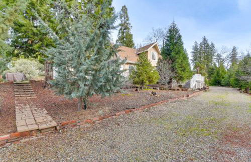 Deck and Wooded Views 5-Acre Auberry Retreat! - Foto 28