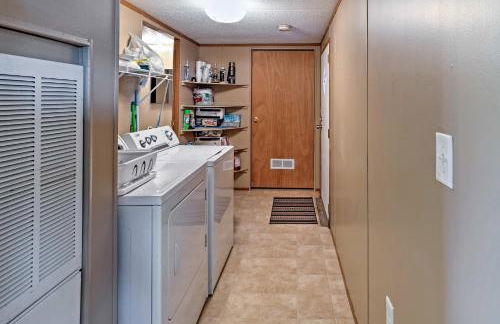 Waterloo Home with Fire Pit - half Mi to Boat Ramp! - Foto 32