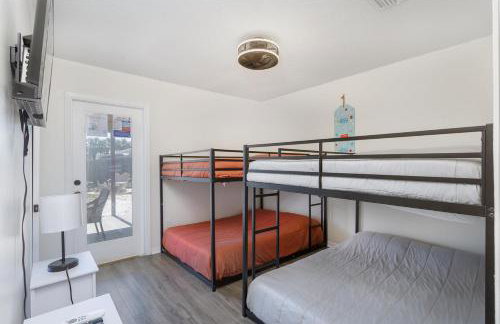 Beachside Bliss - Breakfast, Walk to Schooners, Sleeps 15, Fenced Privacy - Foto 28