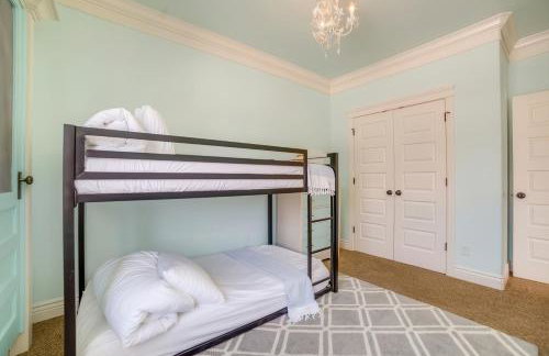 Rigby Gem with Hot Tub Theater Game Room Grill - Foto 13