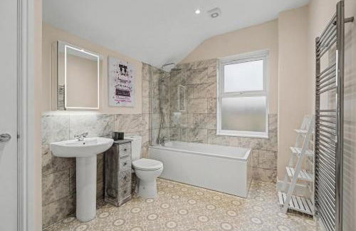 Countess House, Northampton - Stylish Modern 2-Bedroom House with Garden - Free Parking - Foto 12