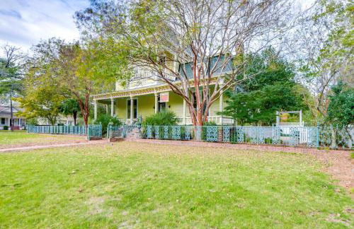 Ornate Victorian Home with Courtyard and Fire Pit! - Foto 42