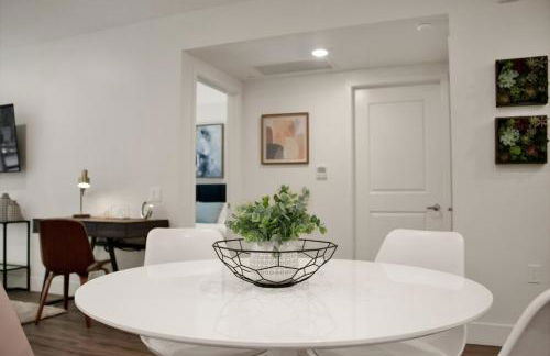 Elevator-King Bed-Walk Downtown-Free Garage Parking-Laundry - Foto 54