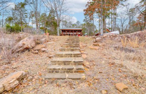 Deck and Fire Pit Waterfront Cabin in Greers Ferry! - Foto 23