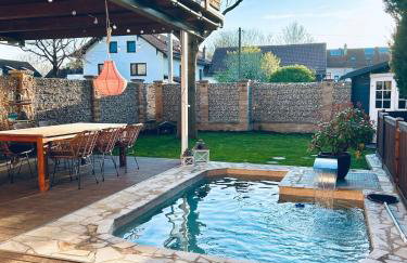 Wohlfühloase mit Pool, Kamin & großer Terrasse - Foto 1