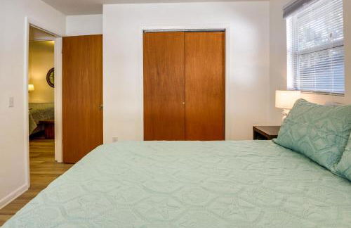 Renovated Crescent Lake Escape with Waterfront Deck! - Foto 11