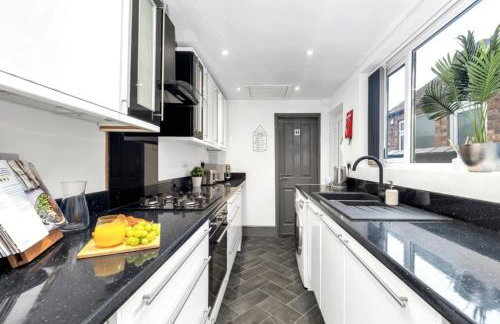 Cozy 2 Bedroom Chorlton House With Parking - Foto 2