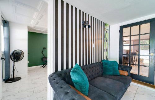 Lounge Area Office Fenced Yard Near It All - Photo 35