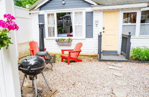 Cottage 10 - King Bed Child Loft w Twin Private Bath Kitchenette Pets Allowed Fee applies - Photo 15