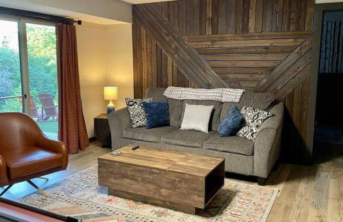 Gorgeous cabin 3bdrm/3bth, hot tub, fireplace, kid/pet friendly - Foto 48