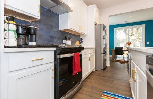 Birdsong Bungalow - Hot Tub, Game Room, Fire Pit - Foto 5