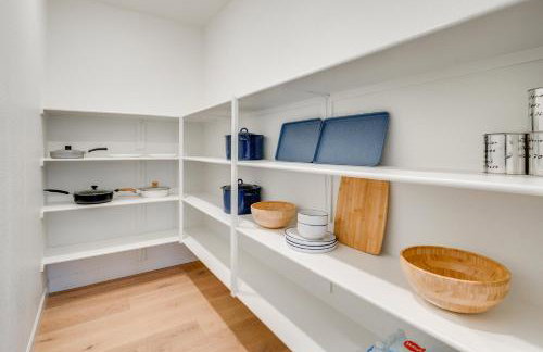 Elegant and Spacious Retreat with Yard in Woodland! - Foto 10