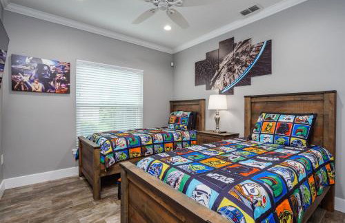 Gorgeous Modern 6BR South Facing Private Pool Hot Tub BBQ Theater 2 Miles Disney - Foto 38