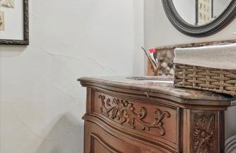 Lewisville Luxe Pool Getaway - Patio BBQ TV Room - Foto 18