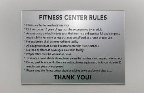 DT Charm Apt with Pool,Gym,Wine,WKSpace, Free Parking - Photo 42