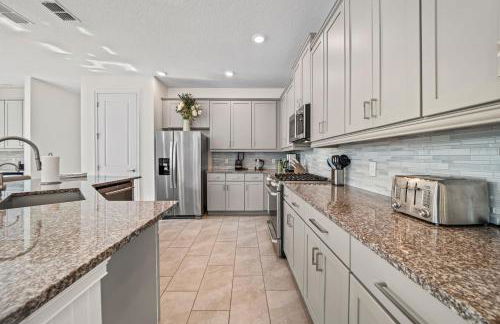 Epic Playhouse Getaway - Castle & Superhero Bunks Theater Private Pool No Rear Neighbors - Foto 33