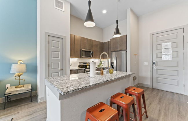 Grand 1BR King Suite Close to Downtown w Fast Wifi - Foto 3