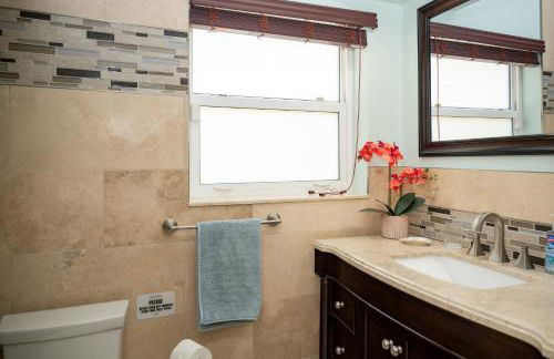 Charming Beach House w/Private Pool Paradise~WALK TO BEACH - Foto 13