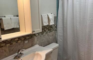 Prime Location Amazing Unit Close to Downtown - 2 queen beds - Photo 10