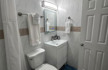 Cozy room close to everything, 5min to the airport - Foto 8