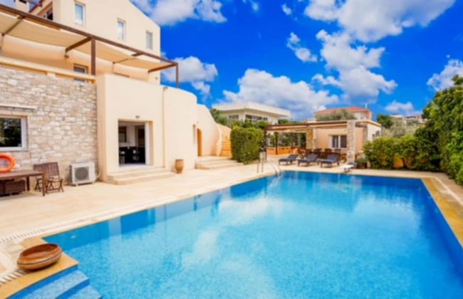 Deluxe 5 Bdrm Villa w Pool Next to the Beach - Photo 3