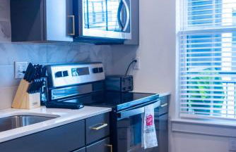 Cozy 1BR with Private Balcony, Gym, Pool & Workspace - Foto 28