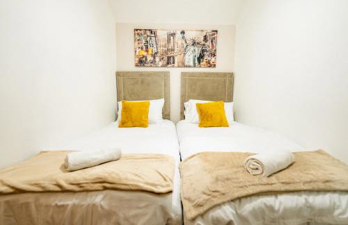 4BR 2Bath Home -Hot Tub, Free Parking & Games Room - Foto 13