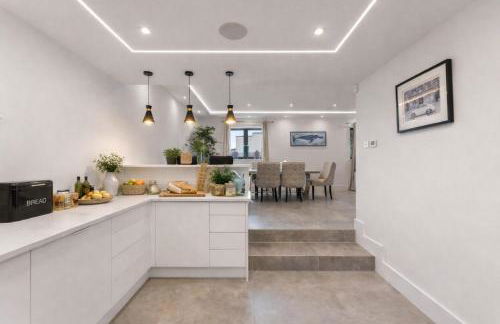 Luxury 4BR Smart Home with Smart Features, Garden, SkyStream & Free Parking - Sleeps Up To 8 in Gerrards Cross SL9 - Photo 9