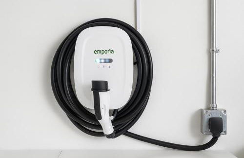 Entire Home 3BR Hidden Gem Getaway with Level 2 EV Charger, Central Location - Foto 11