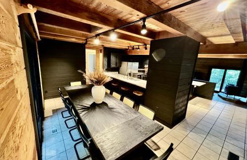 MOONLIGHT MOUNTAIN MANOR - Cedar Hot Tub, Views & Games - Foto 8