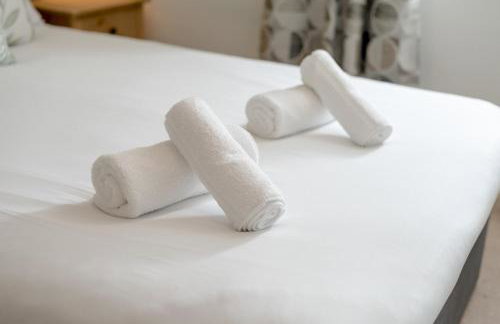 Stylish 2-Bed Flat with Balcony Near Haymarket - Pass the Keys - Foto 34