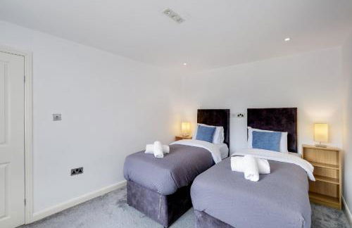 Elegant 5 Bed Home with Garden & Parking - Slough - Foto 37