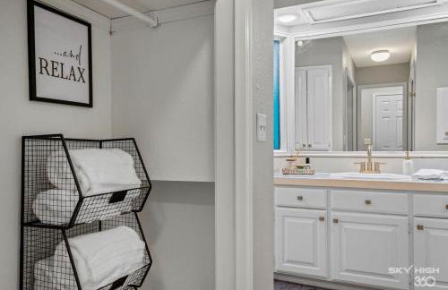 Creekside Oasis - 5BR Retreat with Pool & Hot Tub - Foto 20